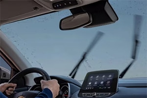 O SUV Tracker 2025 conta com acionamento automático nos limpadores de vidro em dias de chuva