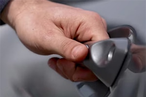 Sistema Easy Entry e Start, que permite destravar as portas por meio de sensores no SUV Médio Tracker 2025